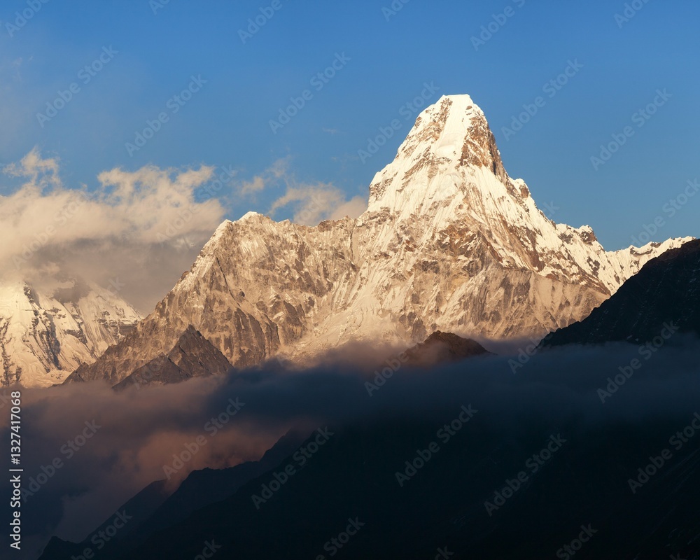 Obraz premium Evening view of Ama Dablam with beautiful clouds