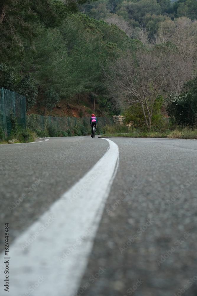 Obraz premium Cyclist on the roadway outside the city