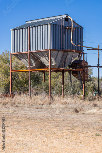 Obraz na płótnie Grain hopper near a farm road in Texas. w salonie