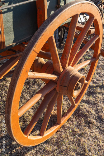 Obraz na płótnie Spoked wooden wheel on an old chuck wagon. w salonie