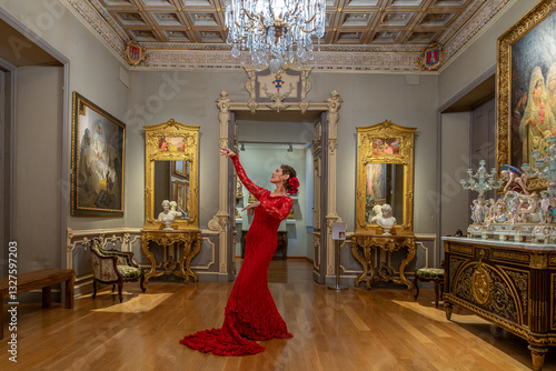 Mujer típica española bailando flamenco en un museo de Sevilla, Andalucía, España. Concepto de viaje cultural exótico.	