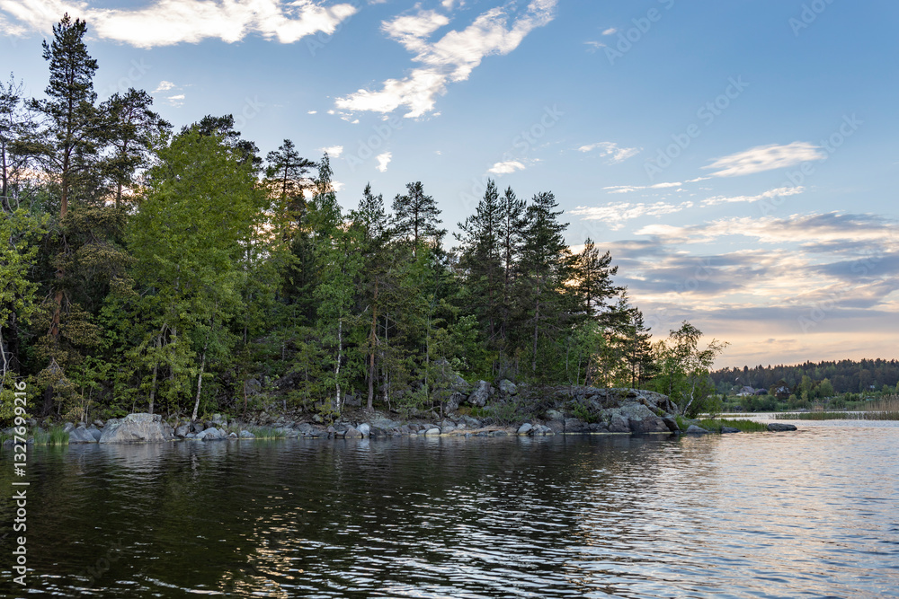 Obraz premium A calm lake with a forest in the background