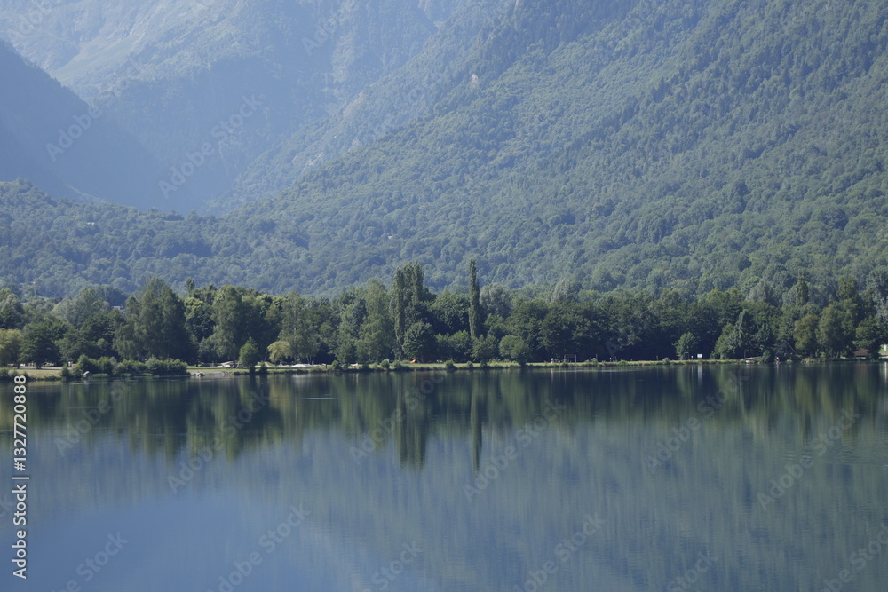 Fototapeta premium LAGO DE GENOS LONDEVILLE. FRANCIA