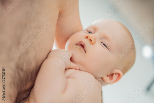 Obraz na płótnie A baby peacefully falls asleep in his father's arms, skin-to-skin. A heartwarming and intimate moment of love, bonding, and parenthood, showcasing the deep connection between father and child w salonie