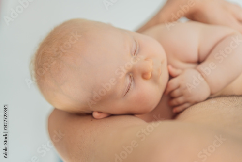 Obraz na płótnie A baby peacefully falls asleep in his father's arms, skin-to-skin. A heartwarming and intimate moment of love, bonding, and parenthood, showcasing the deep connection between father and child w salonie