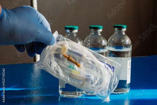 Fotografie A packaged intravenous infusion system in a doctor's hands – sterility and readiness for use