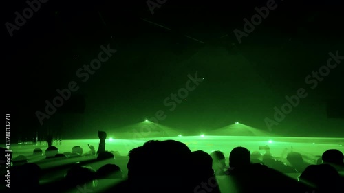 gente bailando en un club nocturno con espectáculo de laser