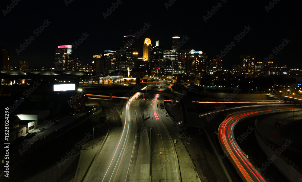 Obraz premium Long exposure of downtown Minneapolis at night with light trails
