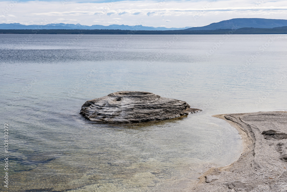 Φωτογραφία Fishing Cone, also known as Fishing Pot Hot Springs is a geyser in the West Thumb Geyser Basin of Yellowstone National Park in Wyoming - America