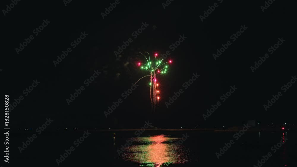 花火 港の海上を彩る小型煙火 Small fireworks that light up the waters of the harbor 花火 港の海上を彩る小型煙火 Small fireworks that light up the waters of the harbor