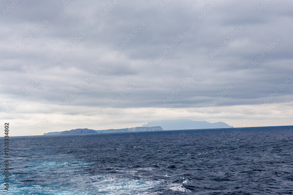 Fototapeta premium 振り返ると式根島と神津島が見える。 新島の新島港から東京へ向け出航する東海汽船さるびあ丸 東海汽船東京湾〜伊豆諸島航路のさるびあ丸船上-2024 