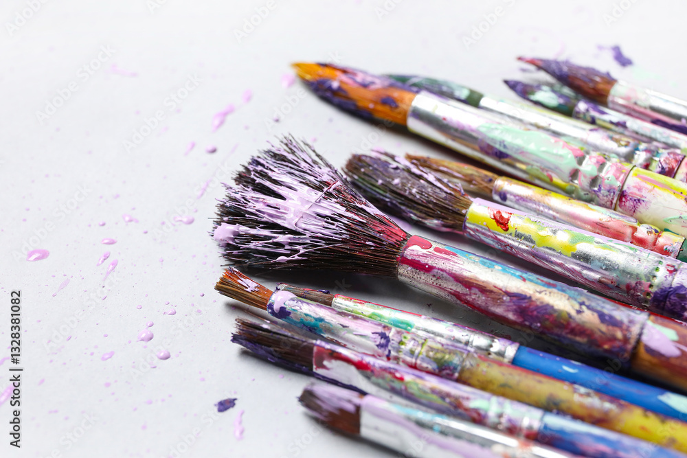 Obraz premium Dirty paint brushes on white background
