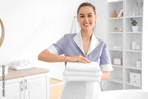 Young chambermaid with clea...