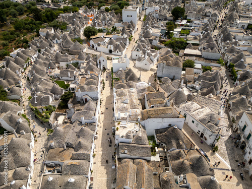 Foto Aerial image of the historic town of Alberobello, Italy