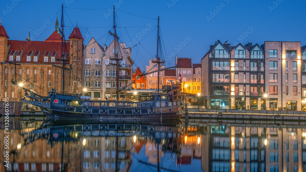 Fototapeta premium Gdańsk nocą, Nad Motławą w Gdańsku