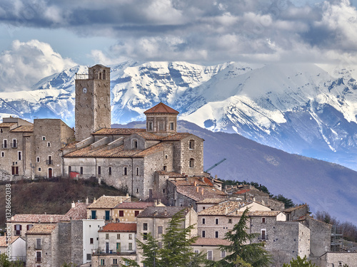 Il Borgo di Castel del Monte (AQ) e la Maiella innevata sullo sfondo - L'Aquila - Abruzzo