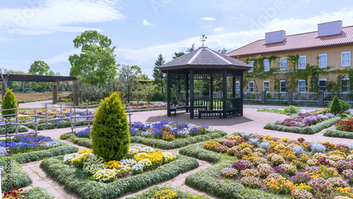日本：花菜ガーデン／カラフルな花壇とガゼボがある風景／神奈川県平塚市・4月