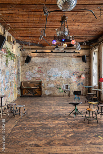 Photography Ruins Bars in Budapest, creativity and art with Discarded Objects - Hungary