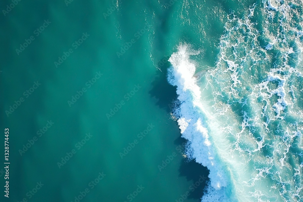 Obraz premium Turquoise ocean waves from above, a serene seascape of calm and beauty.
