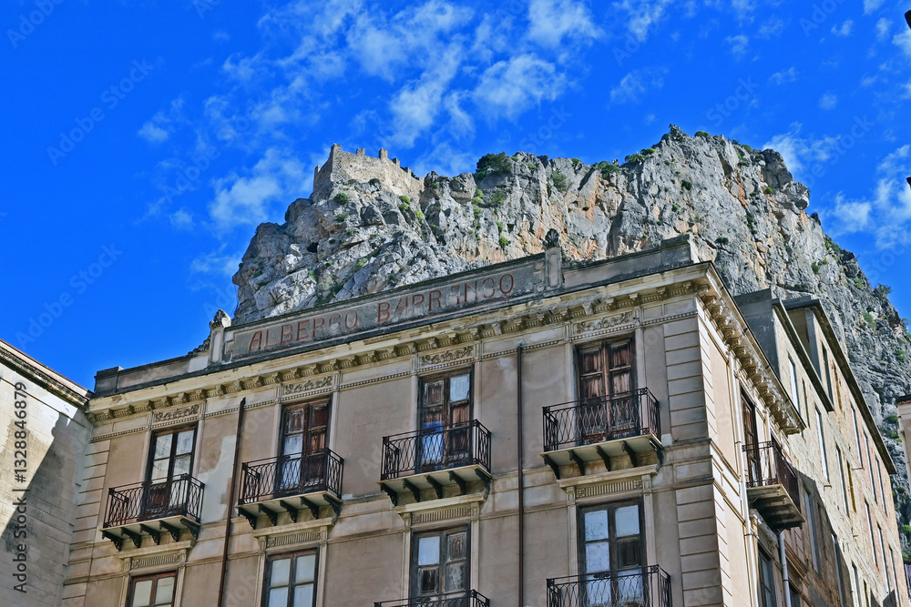 Cefalù, le strade, i vicoli e le case della città antica, Palermo, Sicilia