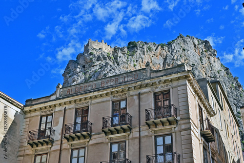 Obraz na płótnie Cefalù, le strade, i vicoli e le case della città antica, Palermo, Sicilia w salonie