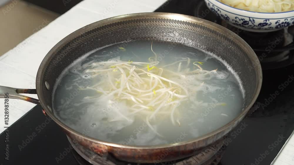 Traditional Chinese boiled noodles cooking process Traditional Chinese boiled noodles cooking process