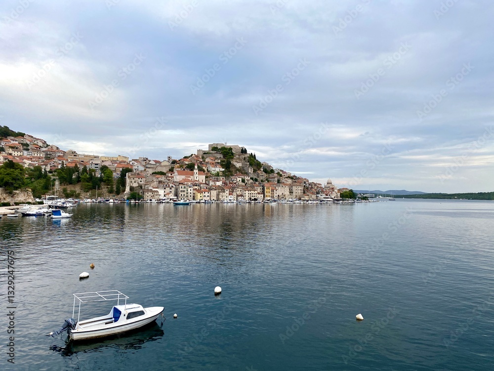 Fototapeta premium Malerische Küstenstadt mit Hafen und Booten am ruhigen Meer