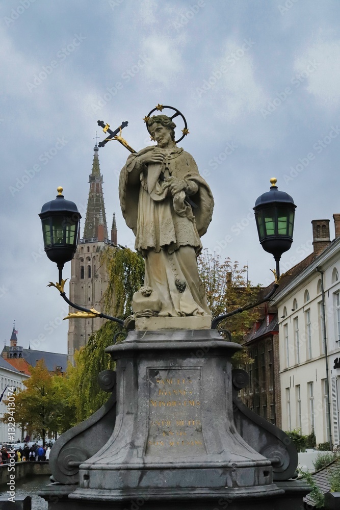 Fototapeta premium Brügge, Figur des St. Nepomuk auf der Brücke über den Dijver