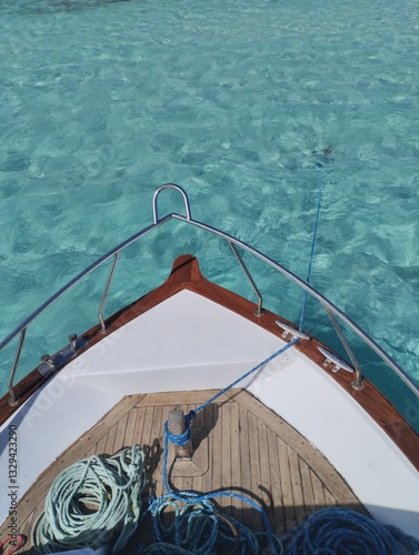 Obraz na płótnie The bow of a boat, yacht, in the azure sea w salonie