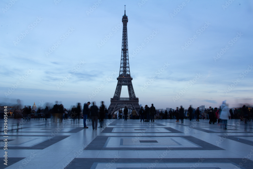 Naklejka premium Eiffel Tower at Dusk: A View from Trocadéro