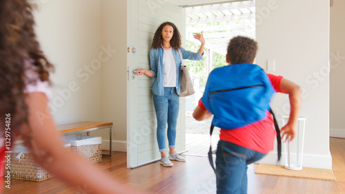 Cuadro en lienzo Mother Standing At Front Door Encouraging Children Ready To Leave House For Scho