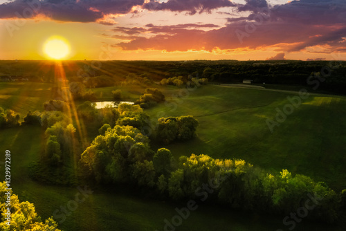 Obraz na płótnie Sun Sets Over Fields and Trees w salonie
