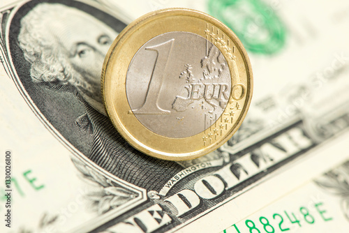 Auf einem US-Dollar-Schein liegt eine Euro Münze