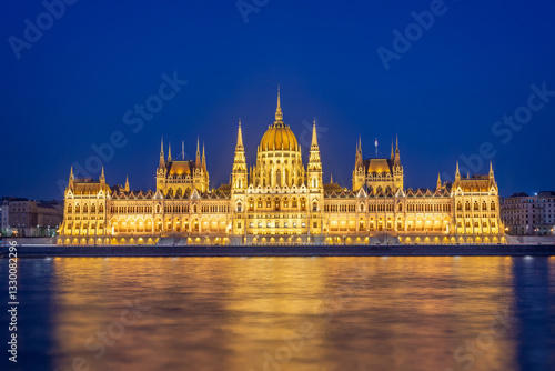 Obraz na płótnie Budapest parliament illuminated at night and Danube river, Hungary w salonie