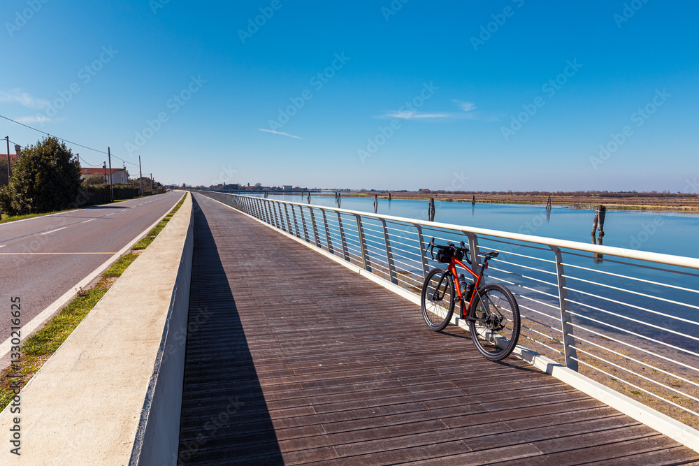 Pista ciclabile sopraelevata per sulla laguna veneziana. Nella citta di Cavallino - Treporti, vicino a Jesolo.