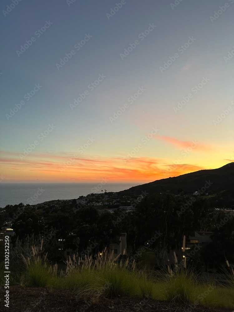 Obraz premium California sunset with mountains 
