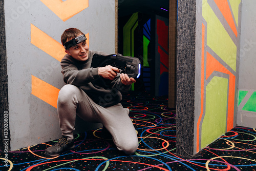 The player finds himself in a difficult situation where he has to confront several opponents. He holds his weapon firmly, relying on his own skills and speed.