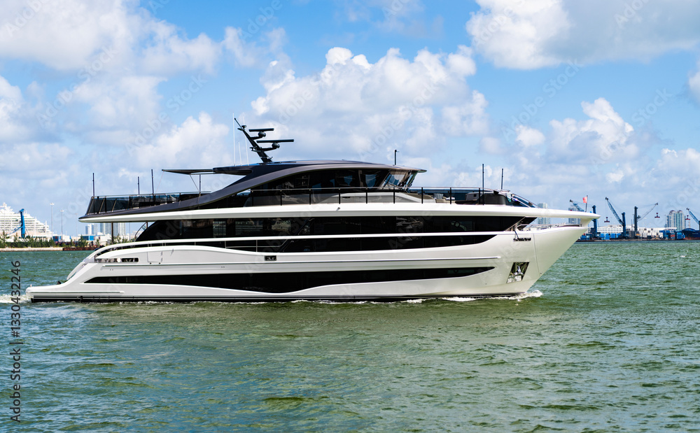 Obraz premium Motorboat yacht sailing at sea. Charter motorboat. Luxury boat motor yacht at sea. Yachting boat tourism. Luxury lifestyle. Vacation on summer. Yacht at sea. South beach