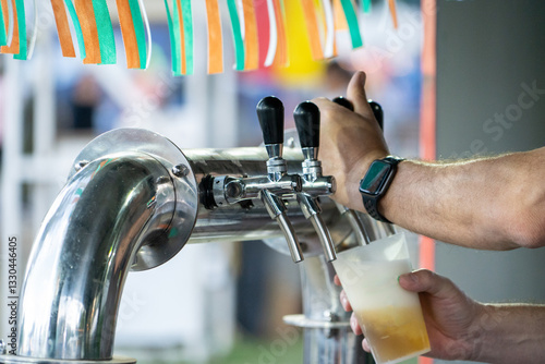 Fotomural Bar tender sirviendo deliciosa cerveza roja tirada en feria irlandesa al aire li