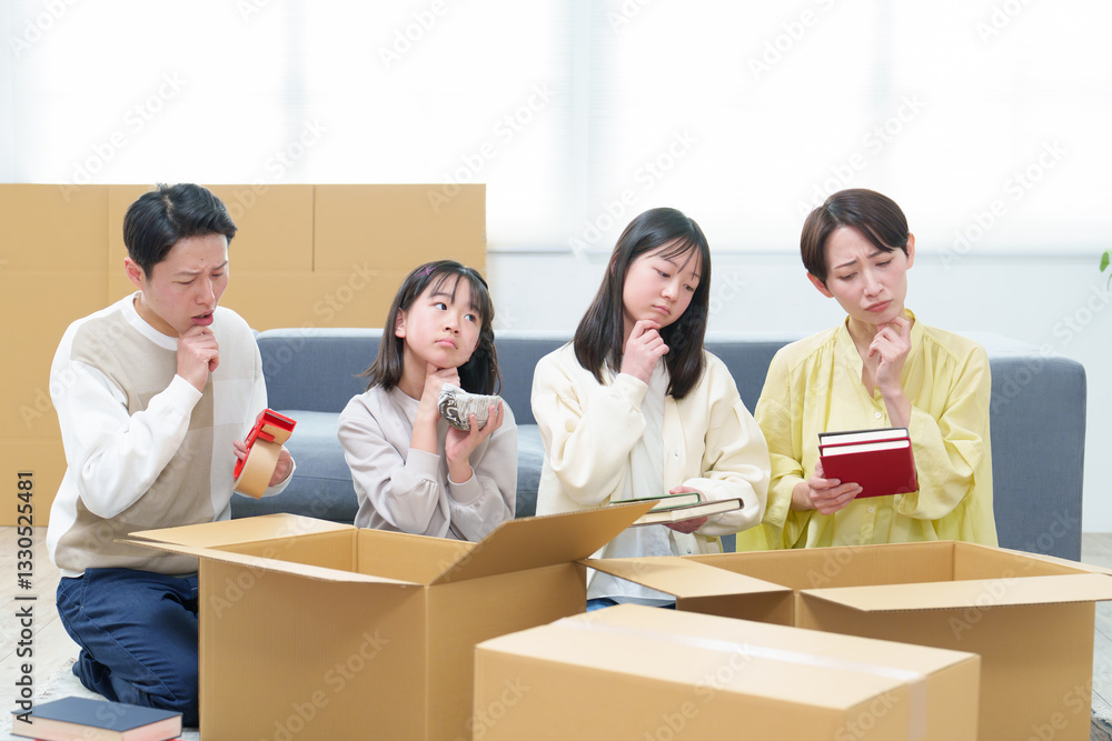 引越しの梱包で悩む家族