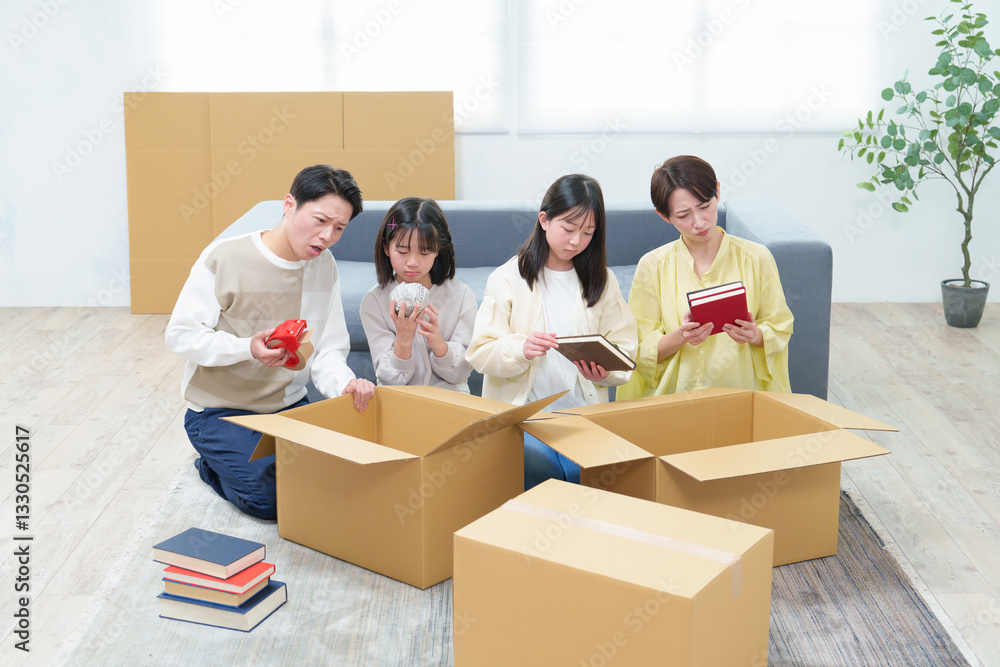引越しの梱包で悩む家族 引越しの梱包で悩む家族