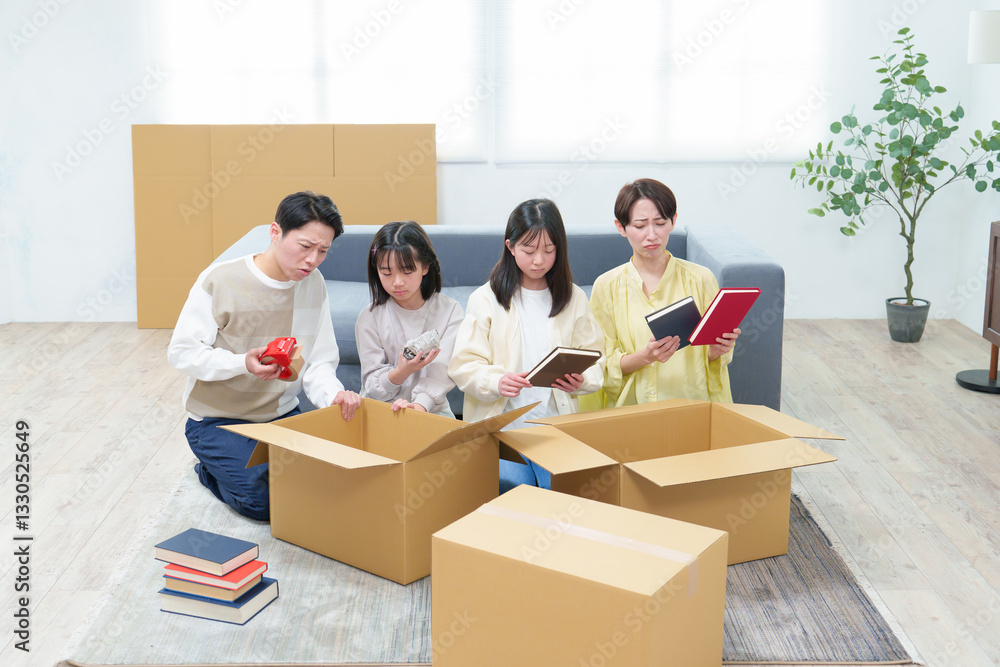 引越しの梱包で悩む家族 引越しの梱包で悩む家族