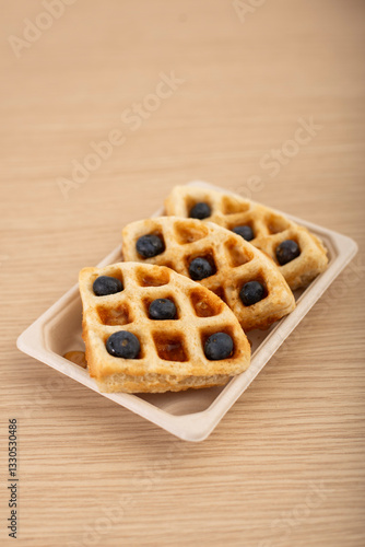 waffles con arandanos y miel de maple para desayuno o comer saludable