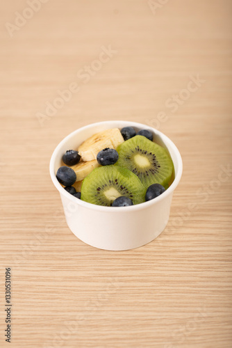 comida saludable de frutas frescas, kiwi, aradanos y bananas servidas