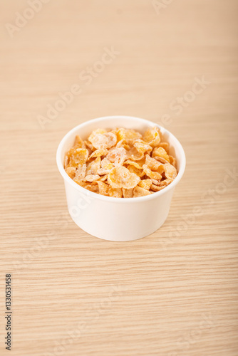 Cereal corn flakes en bowl para desayuno servido listo para comer