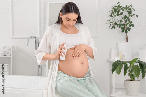 Young pregnant woman with b...