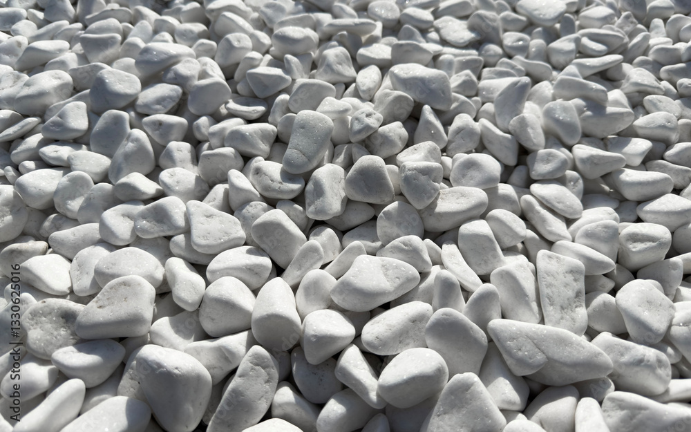 Obraz premium Pile of white decorative stones close-up