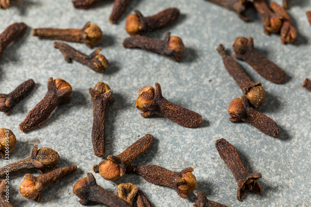 Fototapeta premium Organic Raw Brown Whole Cloves