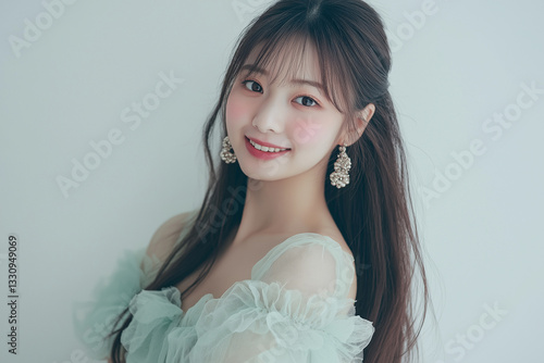 若い女性,日本人,アジア人,アイドル,推し活,サロンモデル,ファッション,コスメ,美容,スキンケア,メイク,ビューティー,美肌,透明感,ツヤ肌,ナチュラルメイク,モデル,ポートレート,笑顔,健康的,フェイシャル,美容液,保湿,クリーム,マスク,肌ケア,リップケア,アイケア,ネイルケア,ヘアケア,ボディケア,美容成分,オーガニック,ナチュラル,美白,ハリ,ツヤ,モイスチャー,美容トレンド,OOTD,