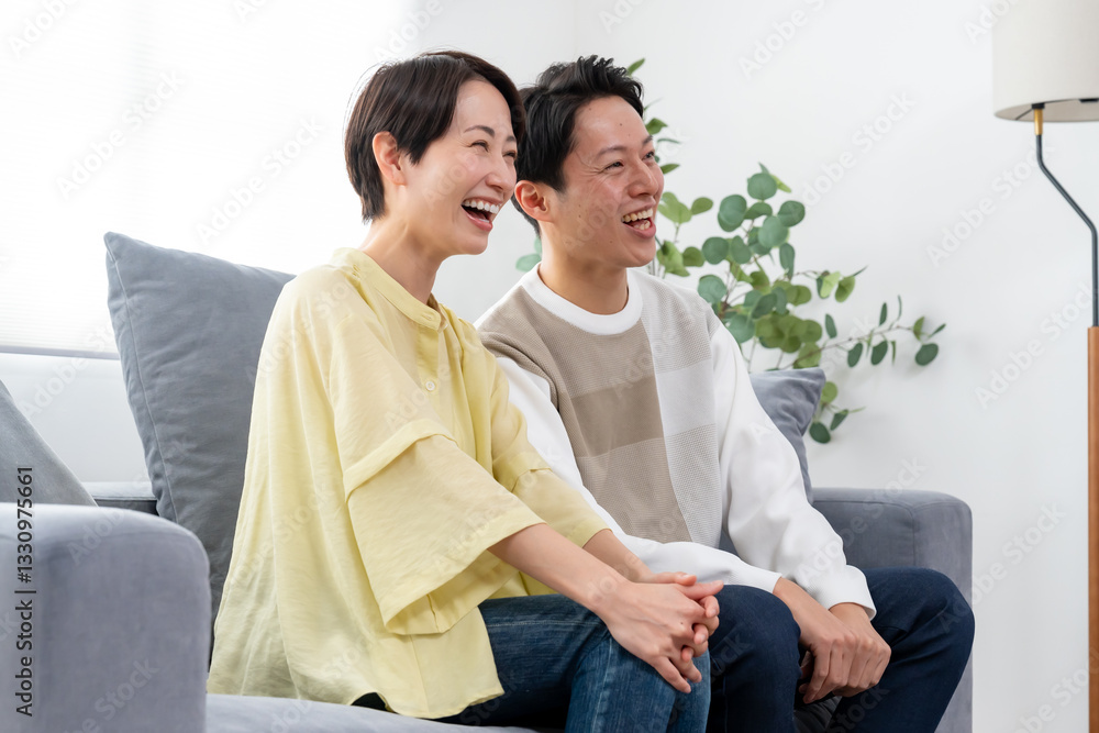 外を見つめる日本人夫婦